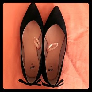 Pointed bow-back flats.